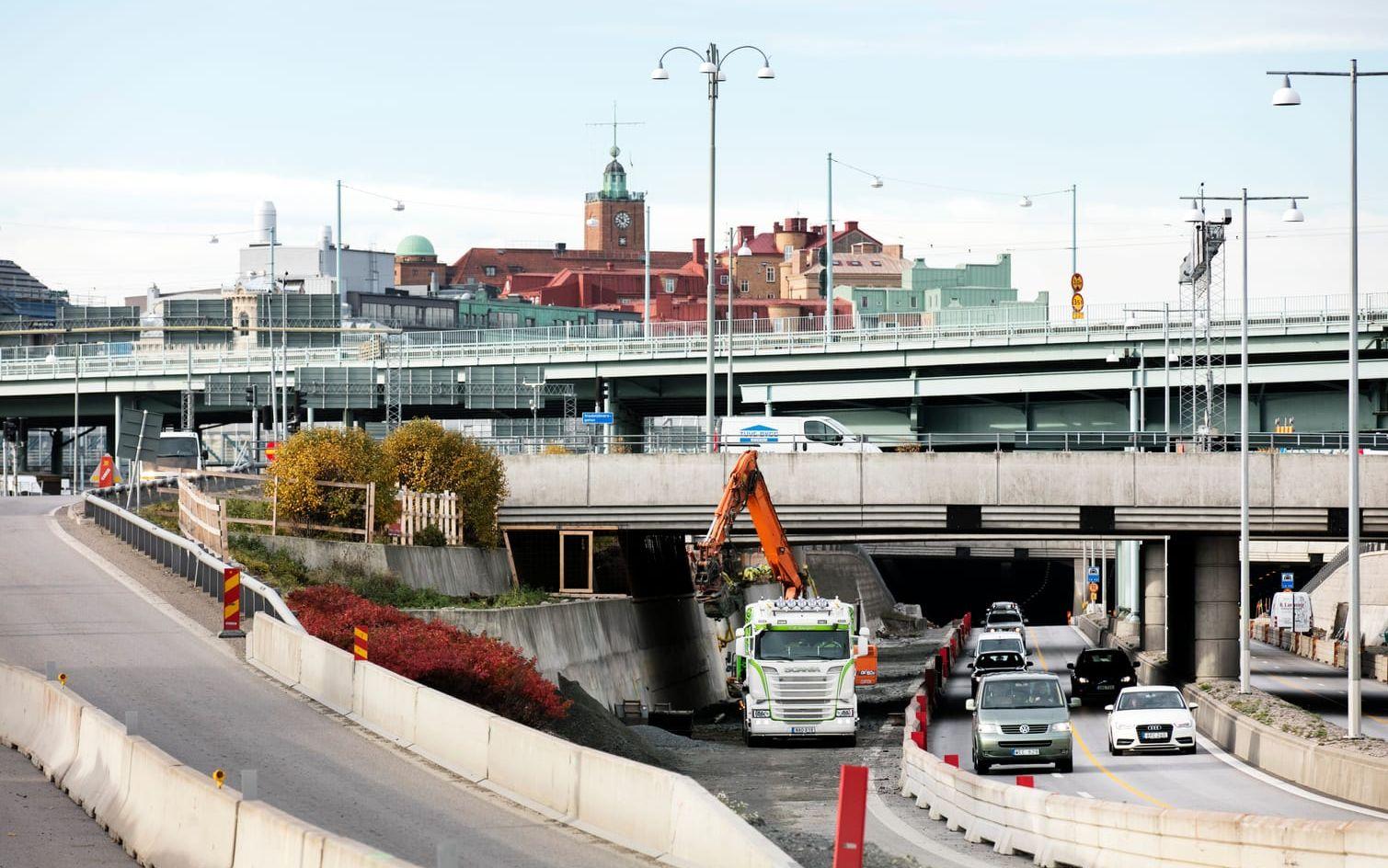 Påfarten sedd från andra hållet, från öster, mot Götatunnelns mynning där arbeten redan pågår inför sänkningen och överdäckningen av motorvägen.