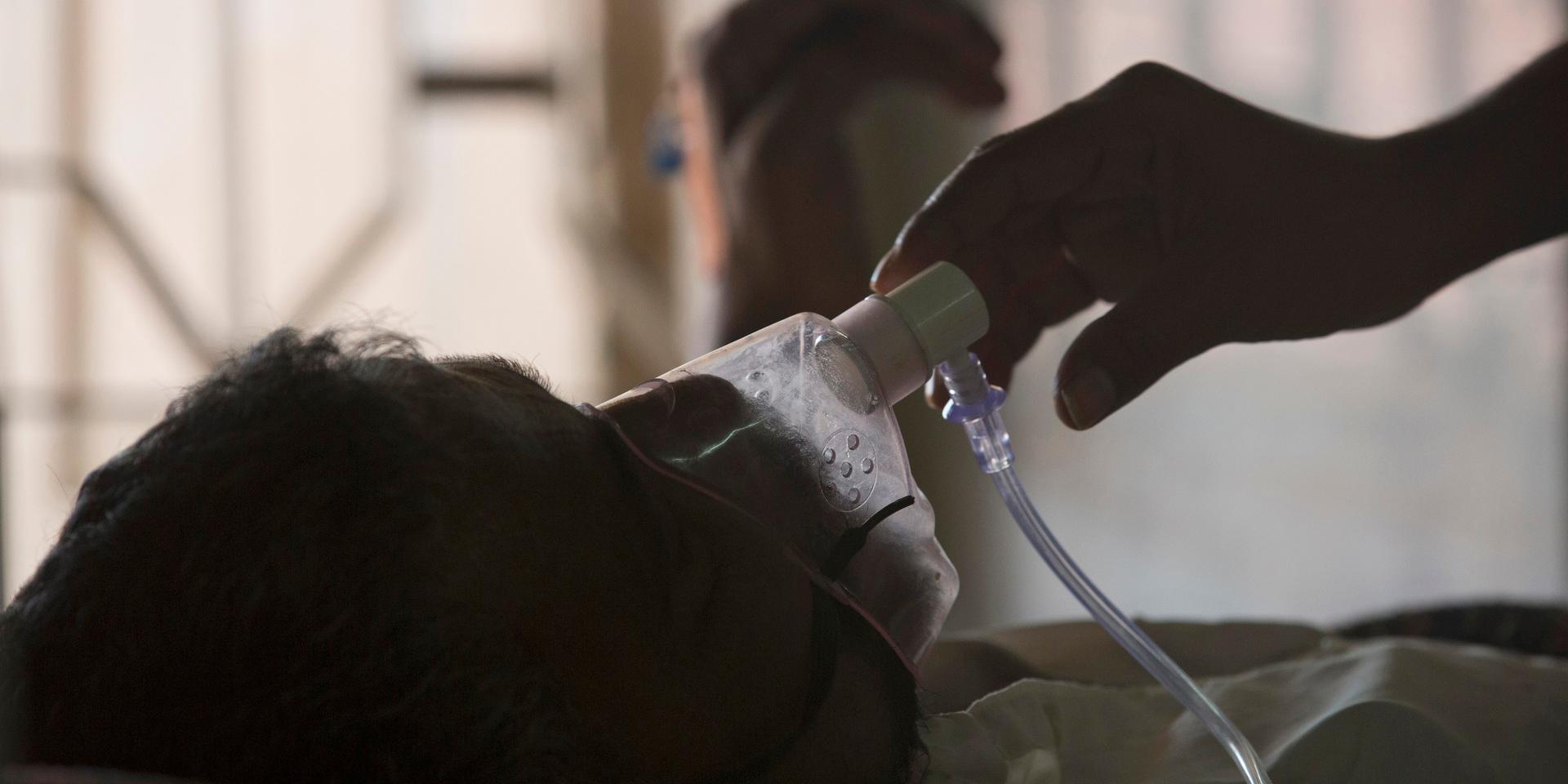 En tbc-patient får syrgas på ett sjukhus i Hyderabad, Indien. Arkivbild.