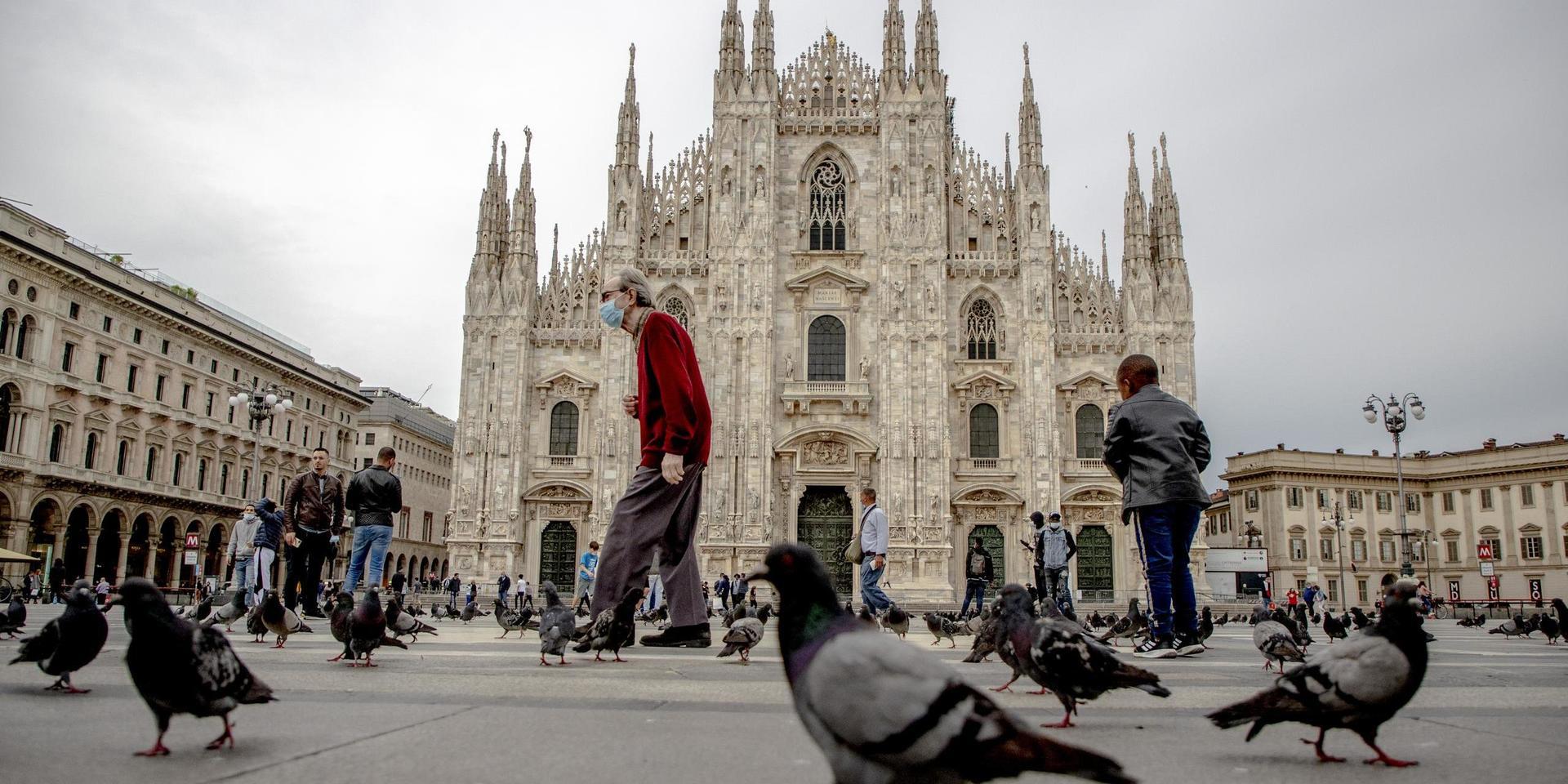 Folktomt på torget framför Milanos katedral, trots att Italien öppnade sina gränser för turister redan den 3 juni.