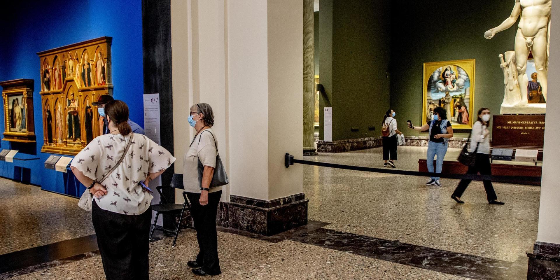 På Milanos konstmuseum Brera återfinns bara italienska besökare. Även de måste följa strikta regler för att minska risken för smittspridning.
