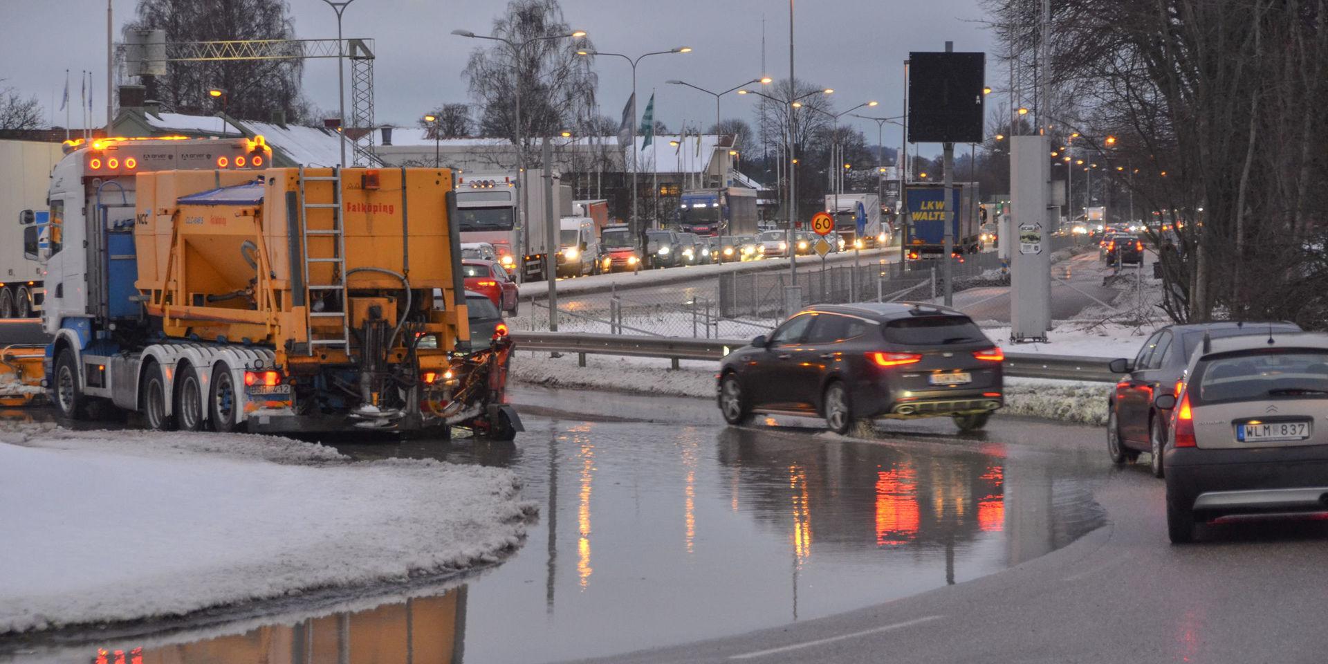Vattenläckan har ställt till det rejält i morgontrafiken på E20 i Alingsås.