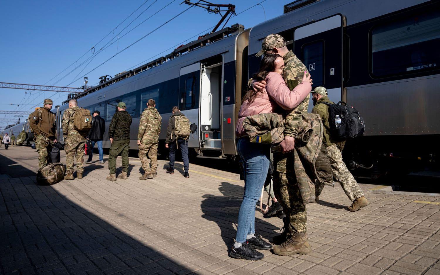 Ukrainska soldater på väg att stiga på ett tåg i Kramatorsk på torsdagen.