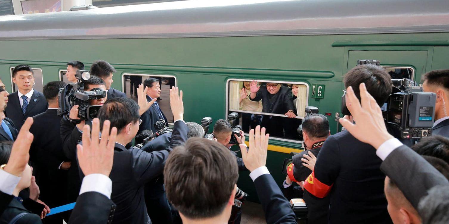 Nordkoreas diktator Kim Jong-Un vinkar när han lämnar tågstationen i Peking efter sitt besök i den kinesiska huvudstaden.