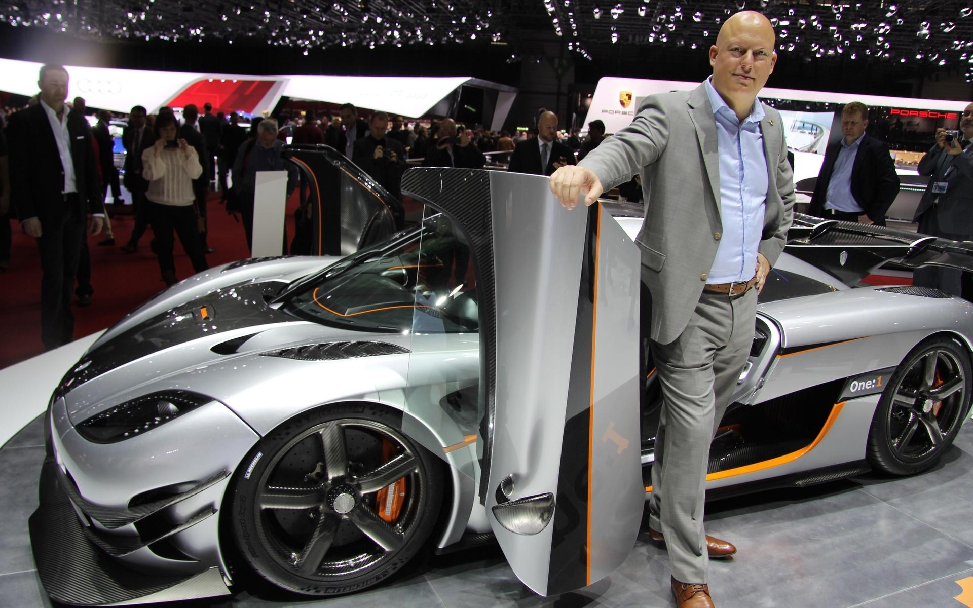 Christian von Koenigsegg på bilsalongen i Genève där han visar upp den skånska sportbilstillverkarens nya fartmonster. 
