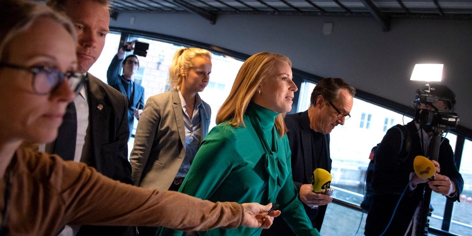 Centerpartiets partileddare Annie Lööf (C) på väg in till talmannen för att rapportera om sitt sonderingsuppdrag.