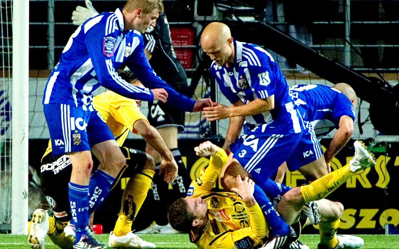 2010: Elfsborg-IFK Göteborg 1-1. Tobias Hysén skickade in 0-1 redan efter fem minuters spel. Sedan skulle det mesta komma att handla om fult spel och massvis av varningar. Totalt tio gula kort delades ut och James Keene fick dessutom syna det röda kortet. Jon Jönsson kvitterade i den andra halvleken och lagen fick dela på poängen.
