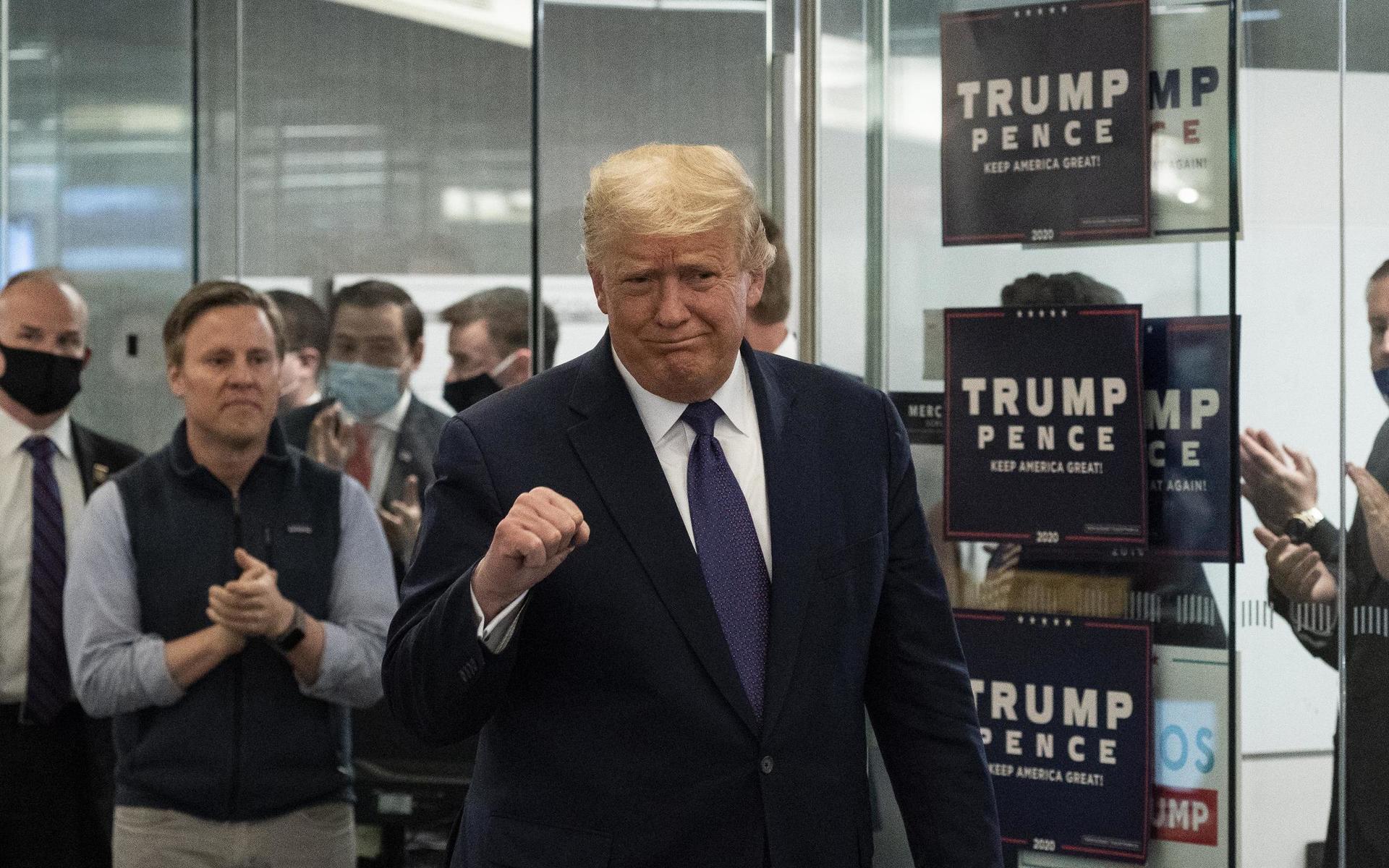 President Donald Trump anländer till kampanjhögkvarteret för att hålla tal på valdagen. 