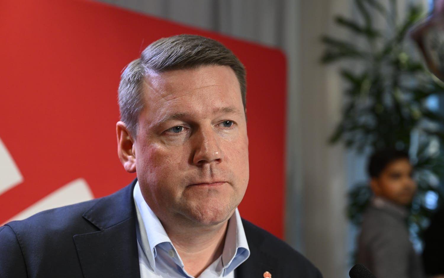Socialdemokraternas partisekreterare Tobias Baudin säger att beslutet att neka 98 personer att bli medlemmar i S i Botkyrka ligger fast, inför mötet den 18 mars om vem som ska vara partiets toppnamn där. Arkivbild.
