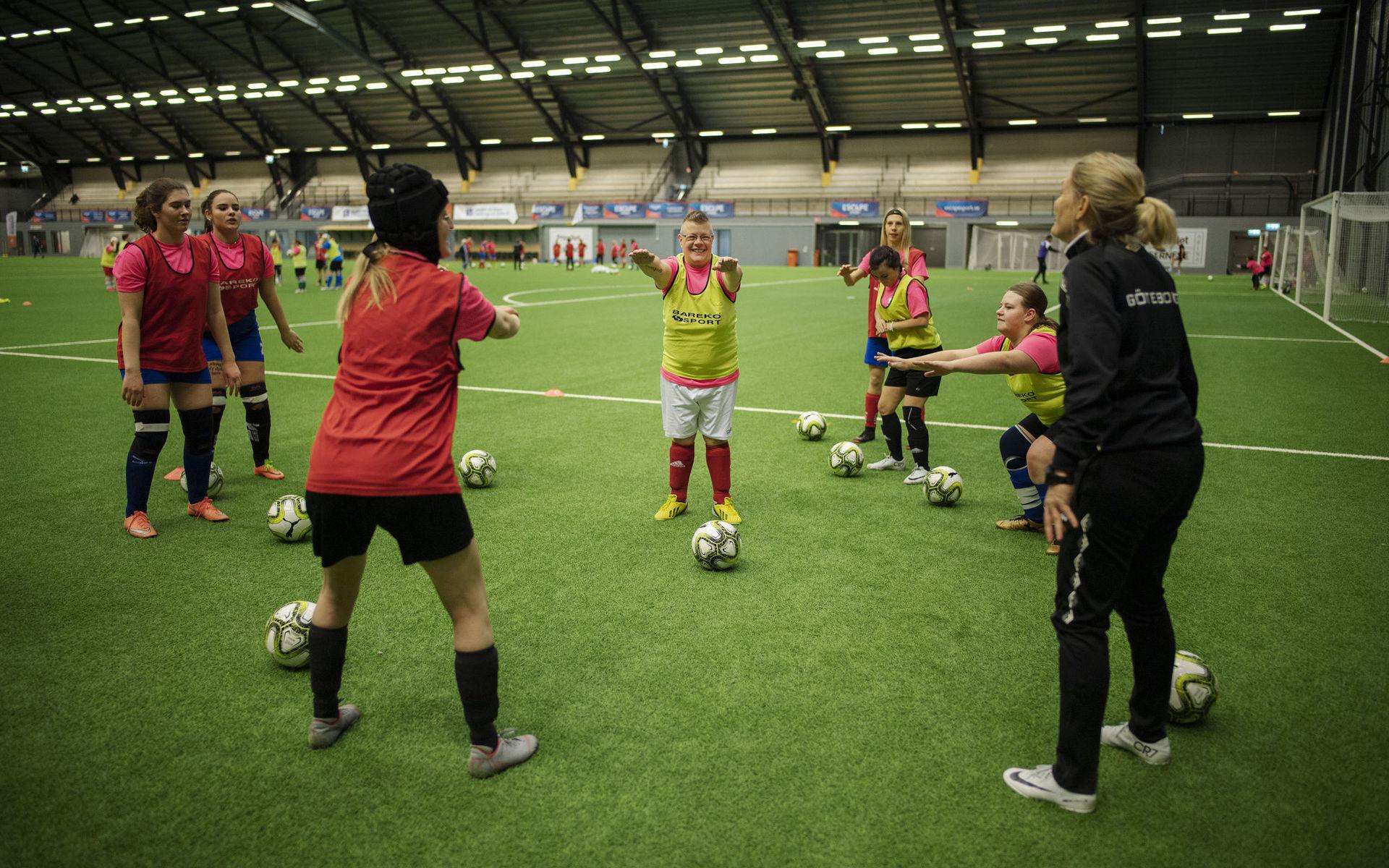 I olika träningsstationer med instruktörer från bland annat Göteborgs fotbollförbund körde de 84 anmälda tjejerna hårt i PSA. 