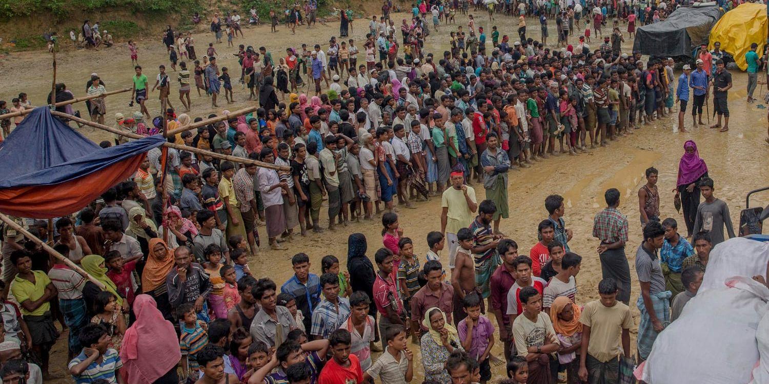 Rohingyer väntar på att få mat nära flyktinglägret vid Kutupalong.