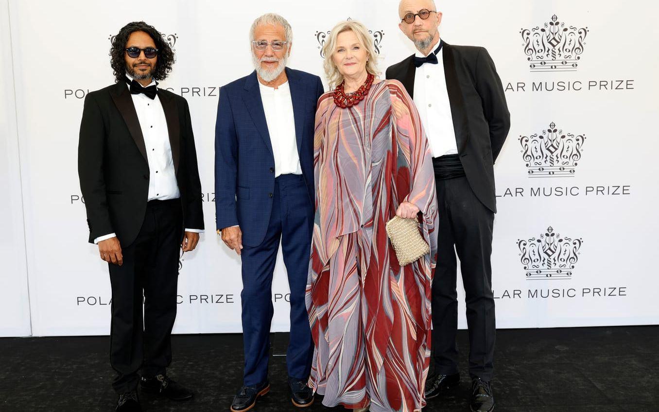 Yusuf Islam (eller Cat Stevens), andra från vänster,  med sin syssling Sissela Kyle och Per Naroskinanländer till Polarpriset 2023.