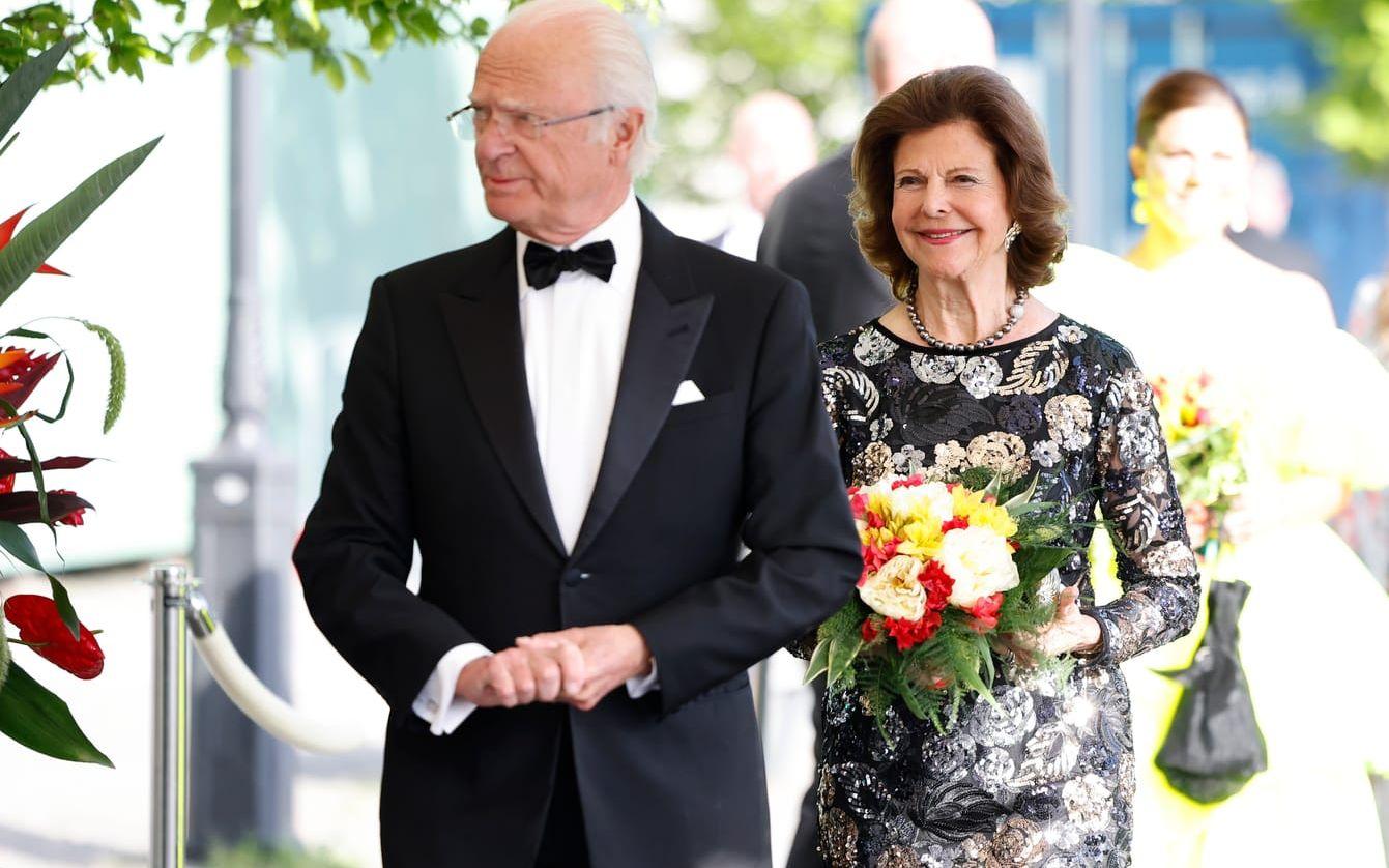 Kung Carl Gustaf och drottning Silvia anländer till Polarpriset 2023 som delas ut på Grand Hotel i Stockholm på tisdagen. 