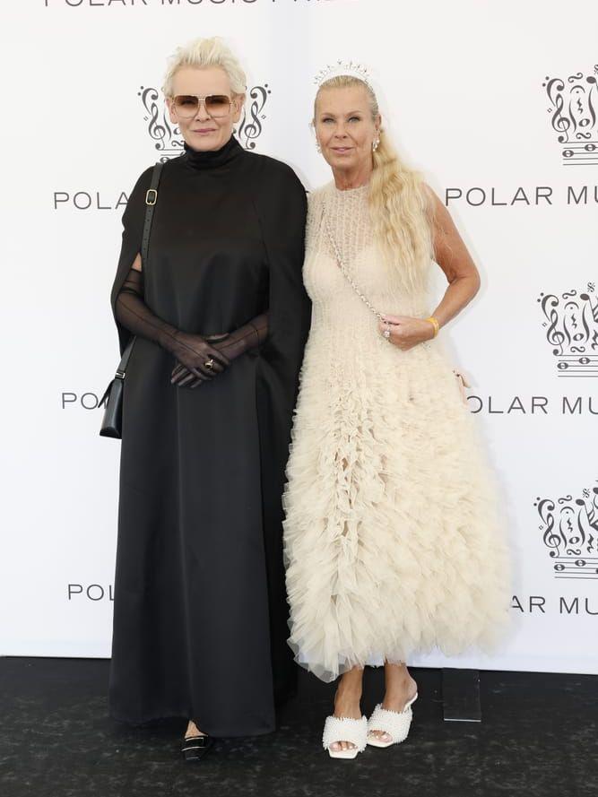 Eva Dahlgren och Efva Attling anländer till Polarpriset 2023 som delas ut på Grand Hotel i Stockholm på tisdagen. 