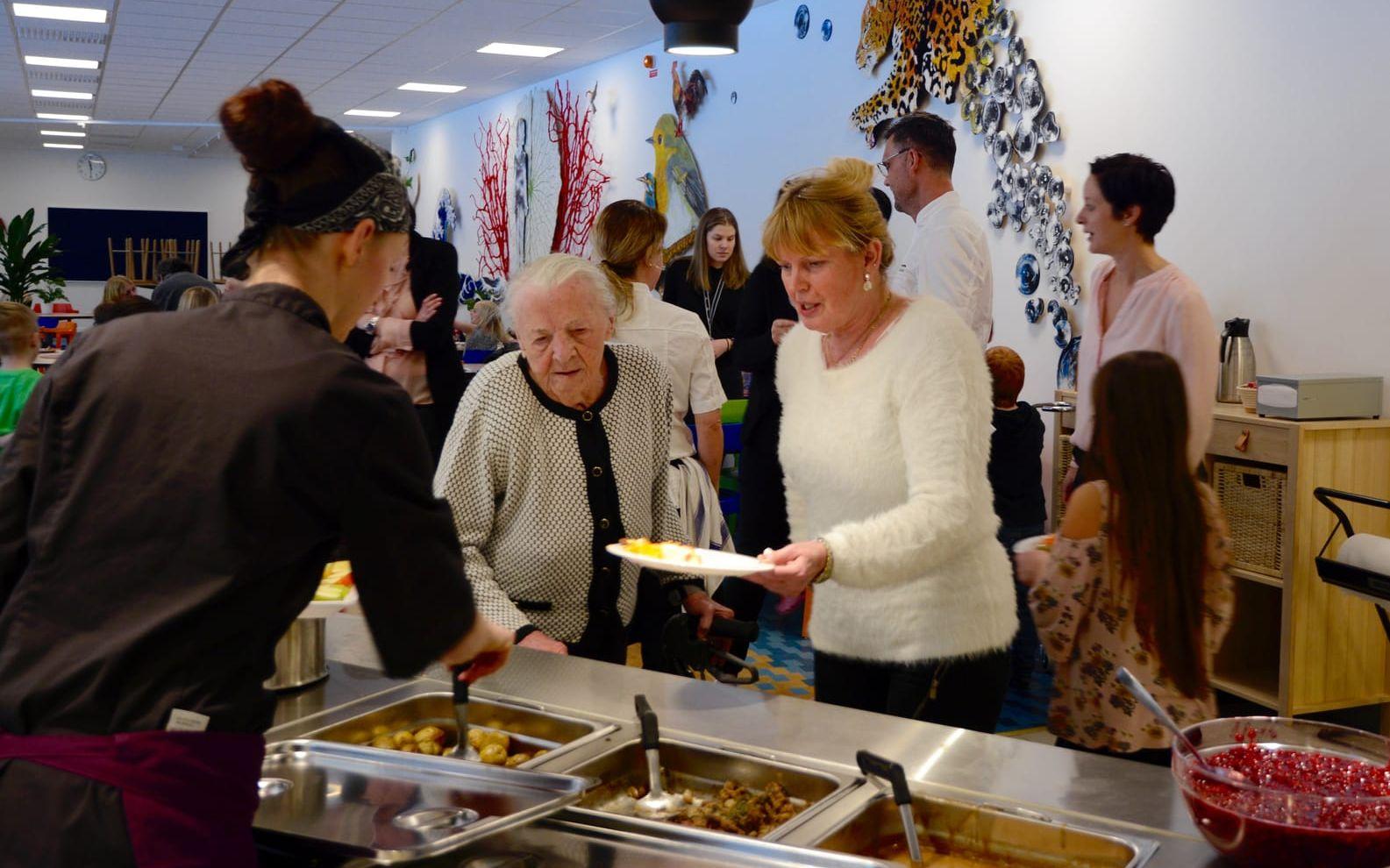 Frida Hassel serverar Eva Malm, här tillsammans med Elisabeth Andersson, som såg fram emot matmötet med barnen. Bild: Karina Hansson