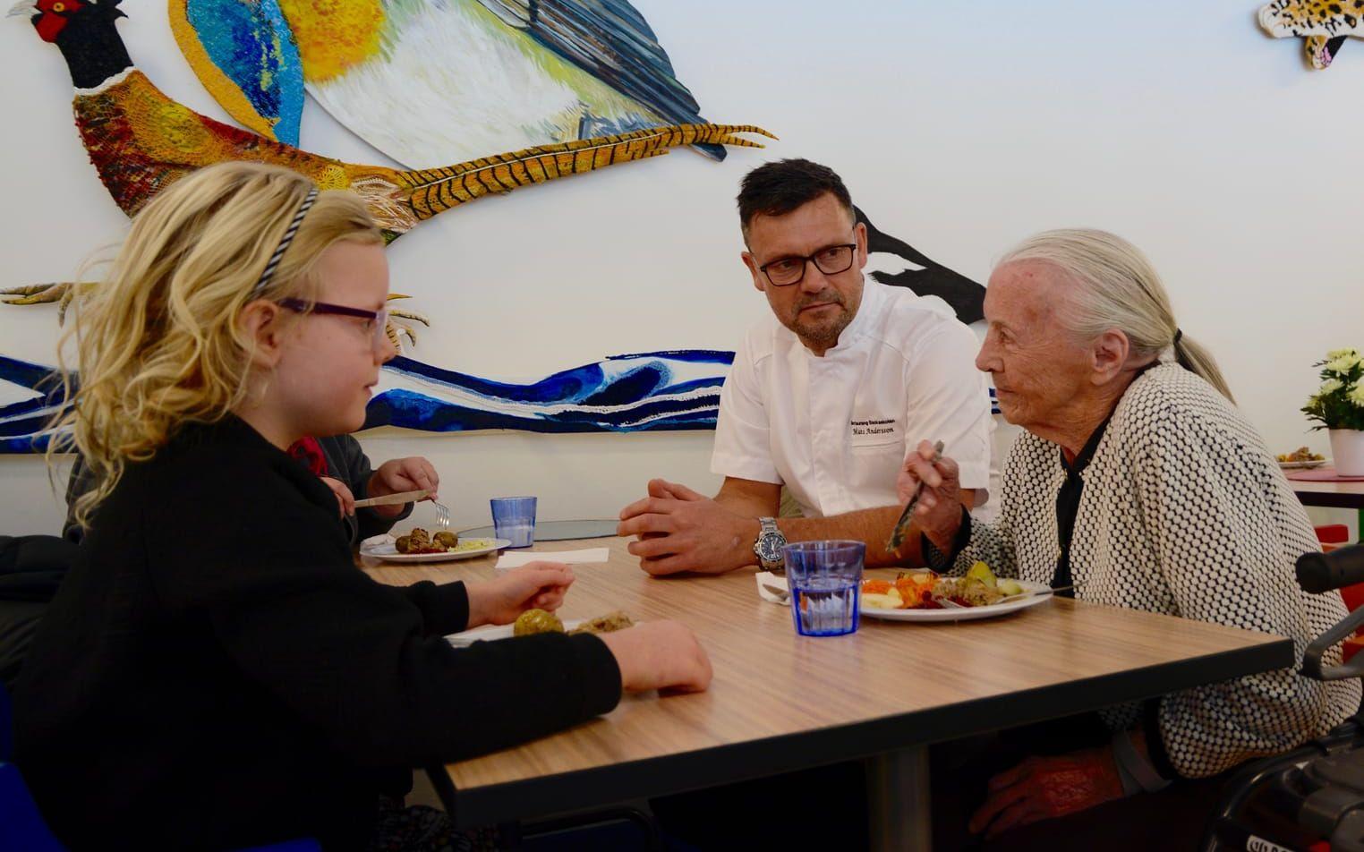 Mats Andersson, köksansvarig i Backaskolans kök pratar med Ally Nilsson och Eva Malm.