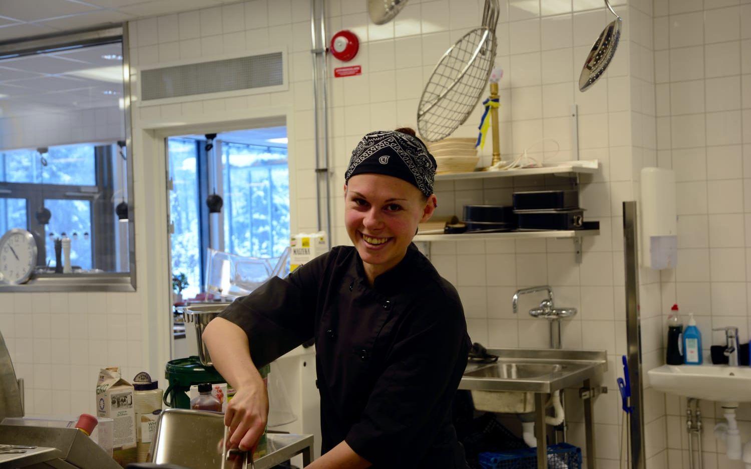 Kocken Frida Hassel ingår i en kockpool i Härryda och i dag fick hon hoppa in på Backaskolan.