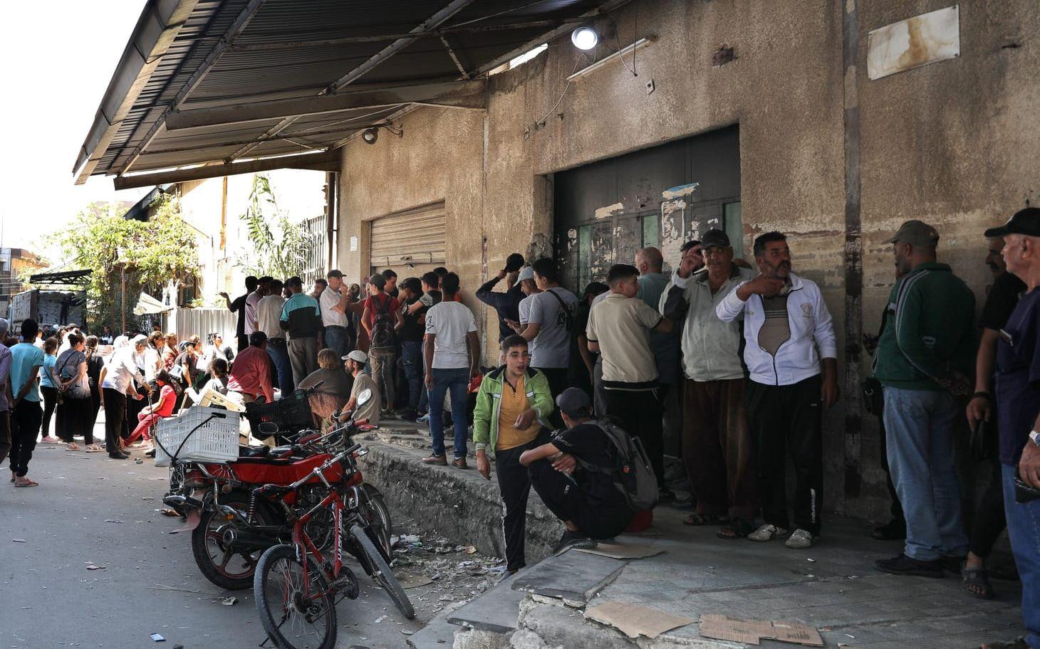 Människor köar till en matutdelning i al-Suwayda (Sweida) i södra Syrien. Bild från september i fjol.