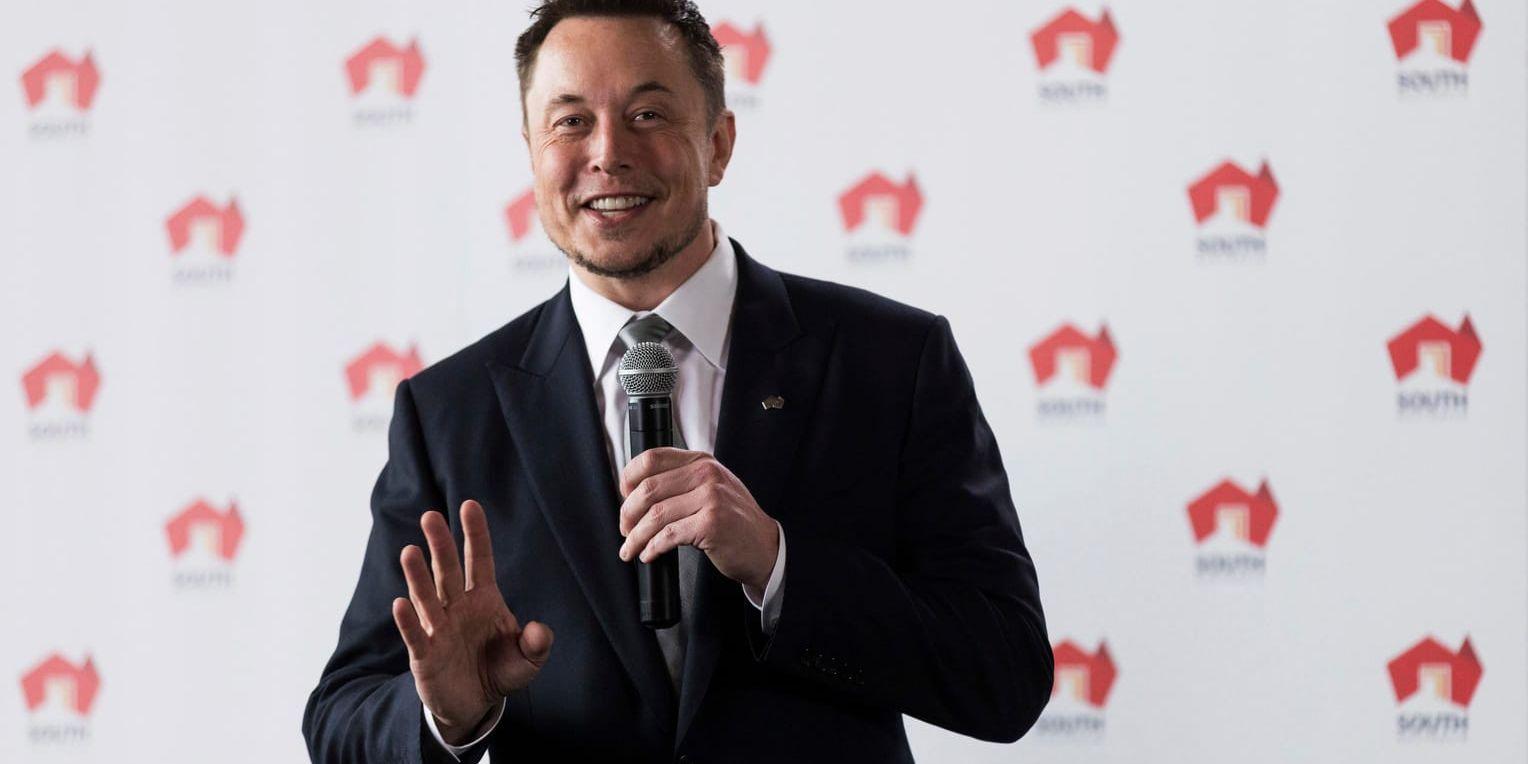 Tesla-chefen Elon Musk kan kanske snart sova ut på en skönare soffa när han jobbar sent på fabriken där Model 3 tillverkas. Arkivbild.