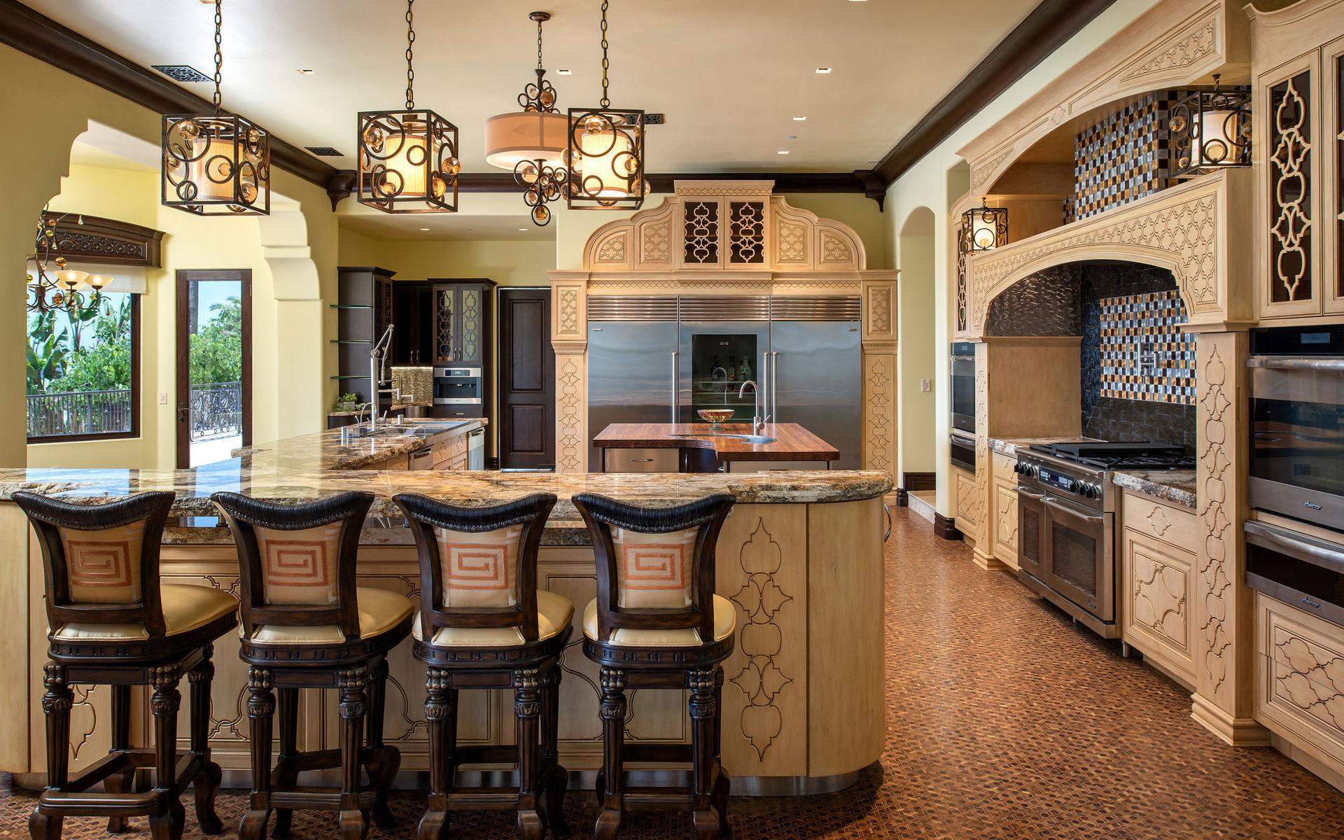 Interiören i hemmet går mest i gula och bruna nyanser, så även det stora köket.