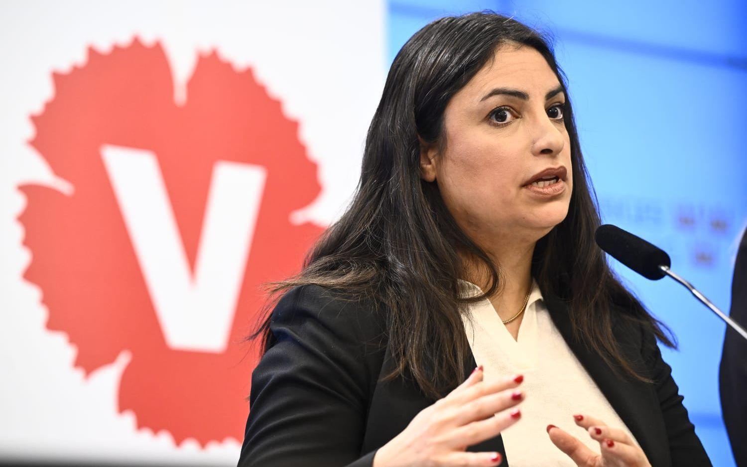 Vänsterpartiets ledare Nooshi Dadgostar presenterar nya förslag. Arkivbild.