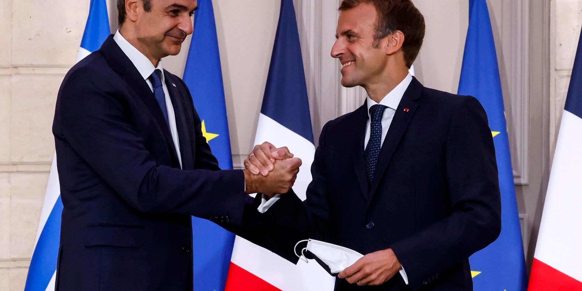 Greklands premiärminister Kyriakos Mitsotakis och Frankrikes president Emmanuel Macron efter att ha signerat kontraktet i Élyséepalatset.
