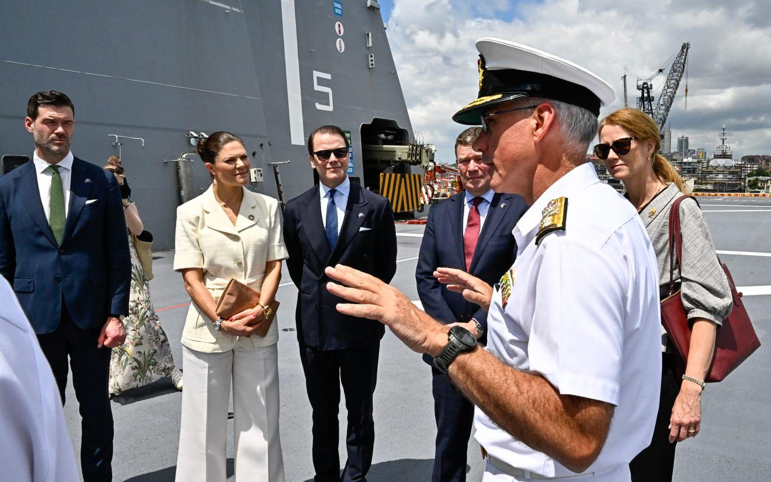 Kronprinsessan Victoria och prins Daniel besöker flottbasen HMAS Kuttabul i Sydney. Till vänster utrikeshandelsminister Johan Forssell (M).