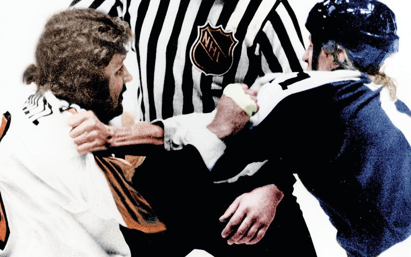 Svenskar ansågs i NHL vara fega och veka spelare. Börje Salming visade motsatsen, här gör han upp med Philadelphia Flyers ökände slagskämpe Dave ”The Hammer” Schultz (vänster) i sin blott andra NHL-match i karriären. 