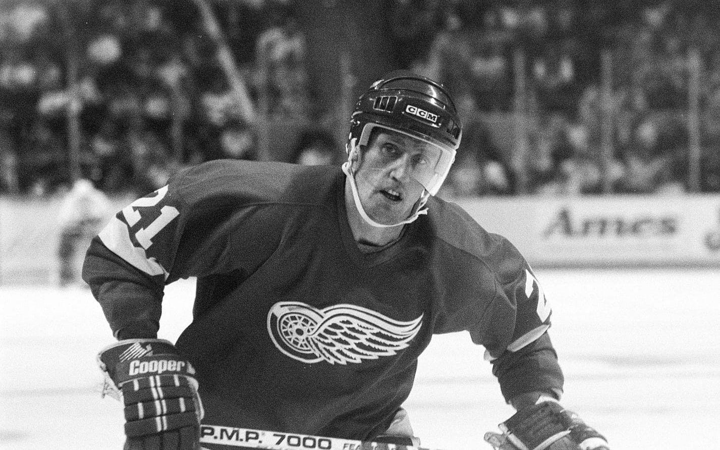 Börje Salming är främst förknippad med Toronto Maple Leafs, där han spelade 16 av sina 17 säsonger i NHL. Under den 17:e säsongen (1989-90), däremot, spelade han för Detroit Red Wings. 