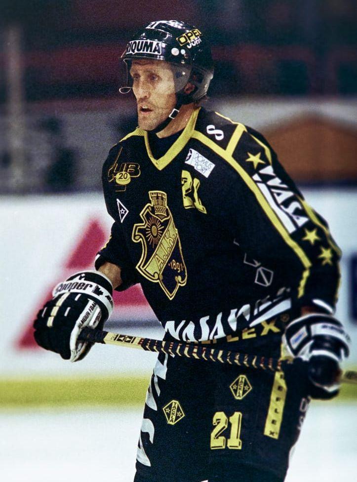 Efter tiden i Nordamerika spelade Börje Salming i AIK innan han beslutade sig för att avsluta karriären säsongen 1992-93. 