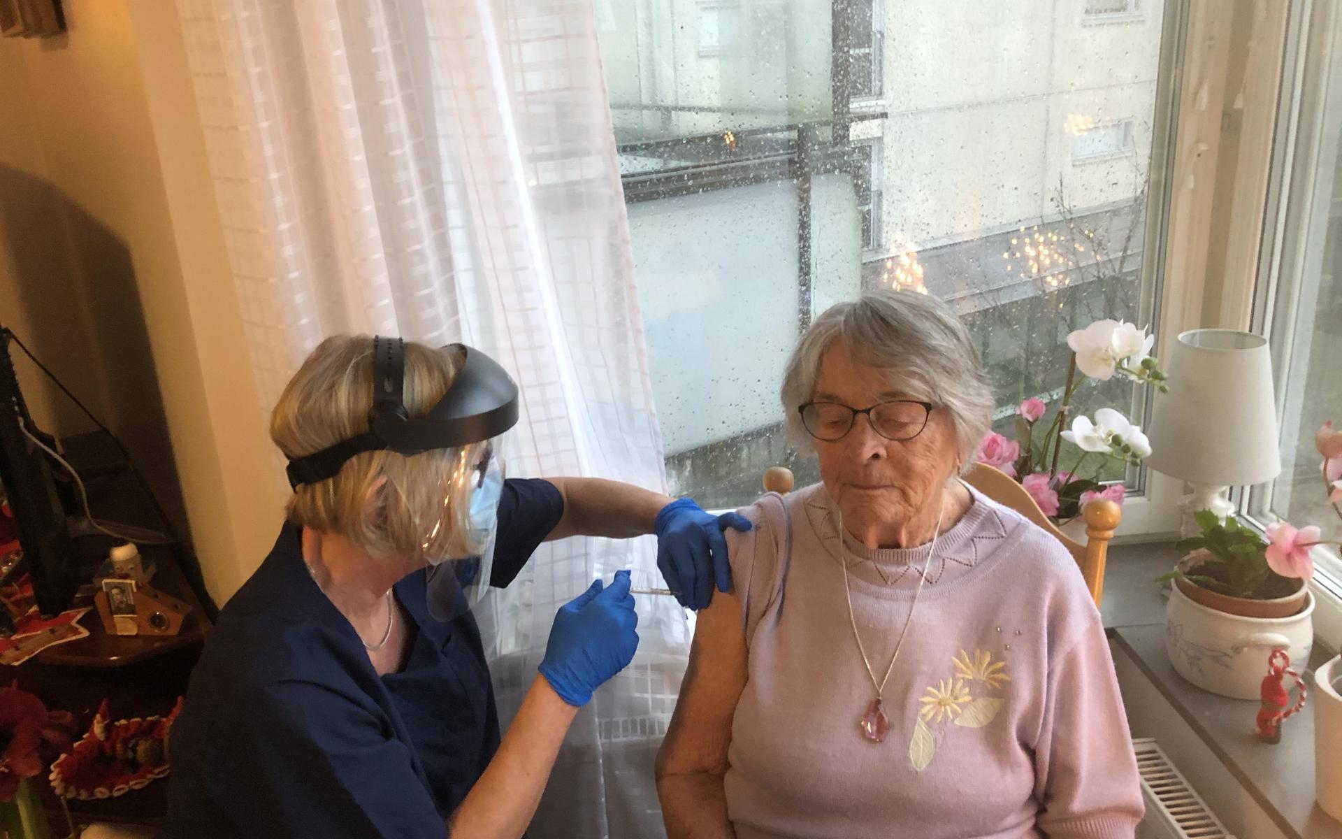 Rosa Johansson, 99, blev den första i Göteborg att vaccineras mot covid-19, den 27 december.