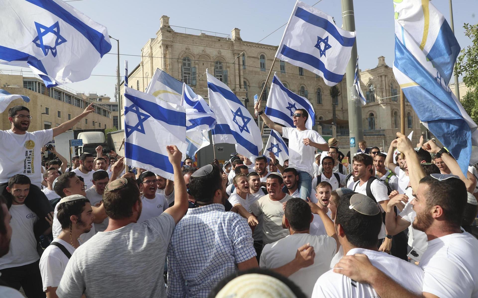 Israeliska nationalister genomförde en flaggmarsch under måndagen. Den ursprungliga vägen, genom Damaskusporten och de muslimska kvarteren i Gamla staden ändrades i sista stund.
