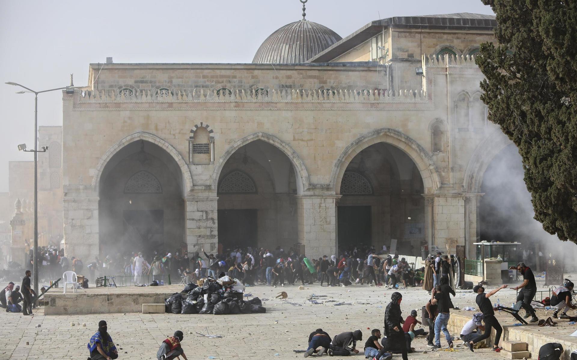 Israelisk polis använde tårgas mot palestininer vid Al Aqsa-moskén på måndagsförmiddagen efter att oroligheter brutit ut.