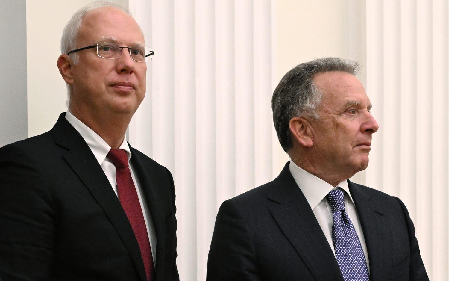 Moskvas förhandlare Kirill Dmitrijev, till vänster, och det amerikanska sändebudet Steve Witkoff tidigare i december.