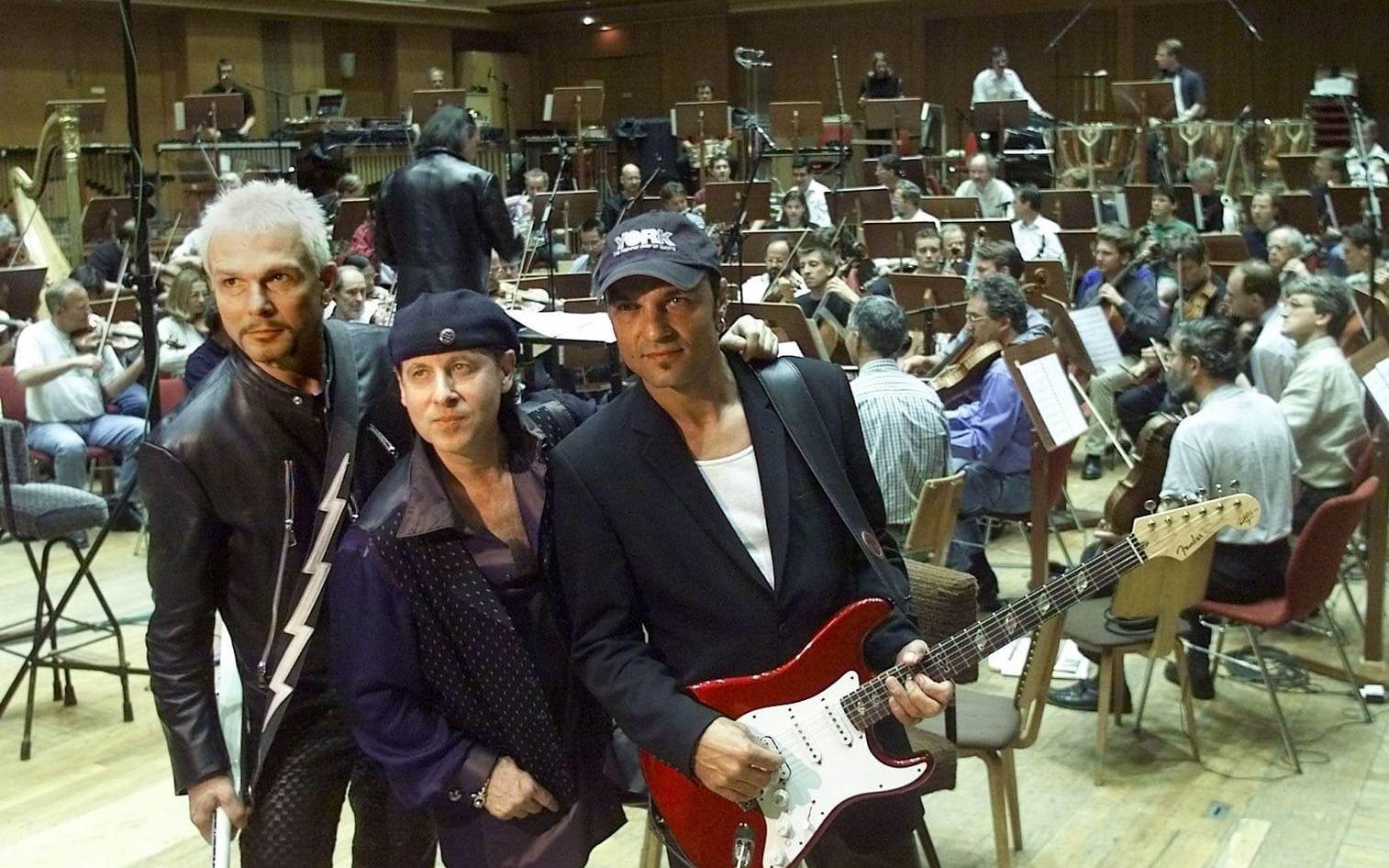 Scorpions vid en konsert med Berlins filharmoniker år 2000. Arkivbild: TT
