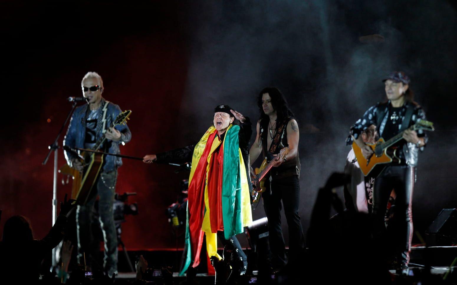 På en spelning i Bolivia 2010 passade sångaren Klaus Meine på att klä sig i den bolivianska flaggan. Arkivbild: TT