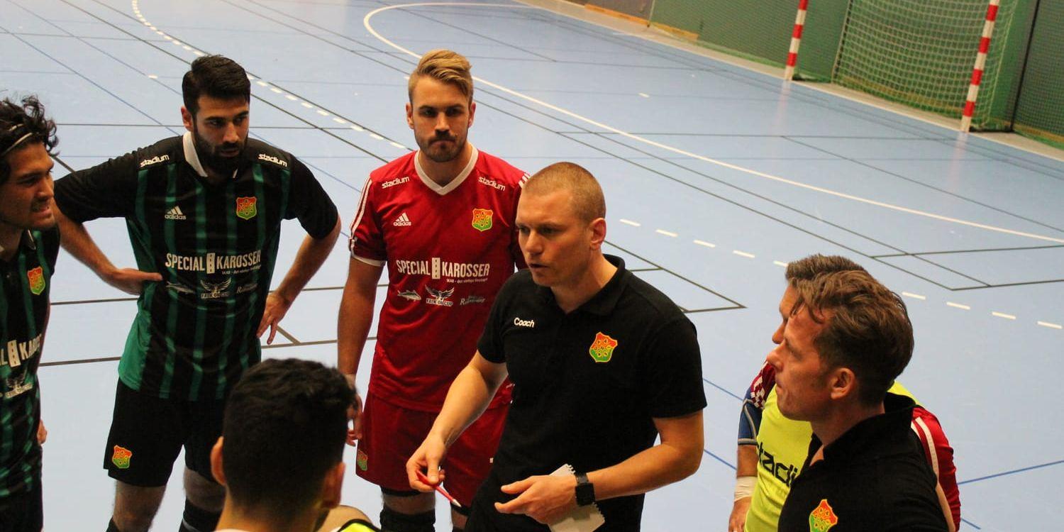 
Gais-tränaren Patrik Persson instruerar sina spelare under SFL-premiären borta mot Skoftebyns IF. Bild: Karl Andersson