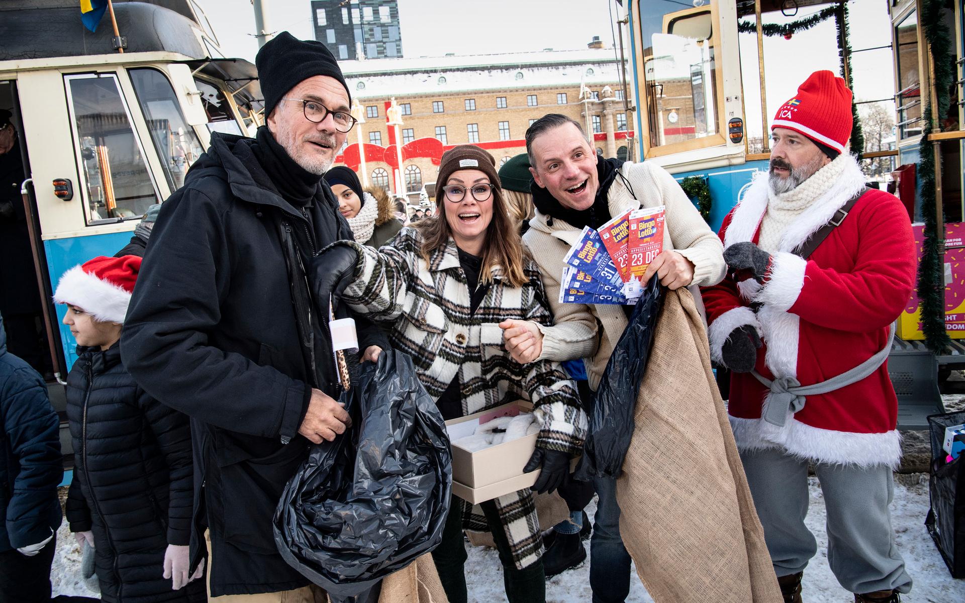 Journalisten Harald Treutiger, artisten Linda Bengtzing, programledaren och magikern Stefan Odelberg och ica-handlaren Per Collins var med på stadsmissionens julklappsvagn. 