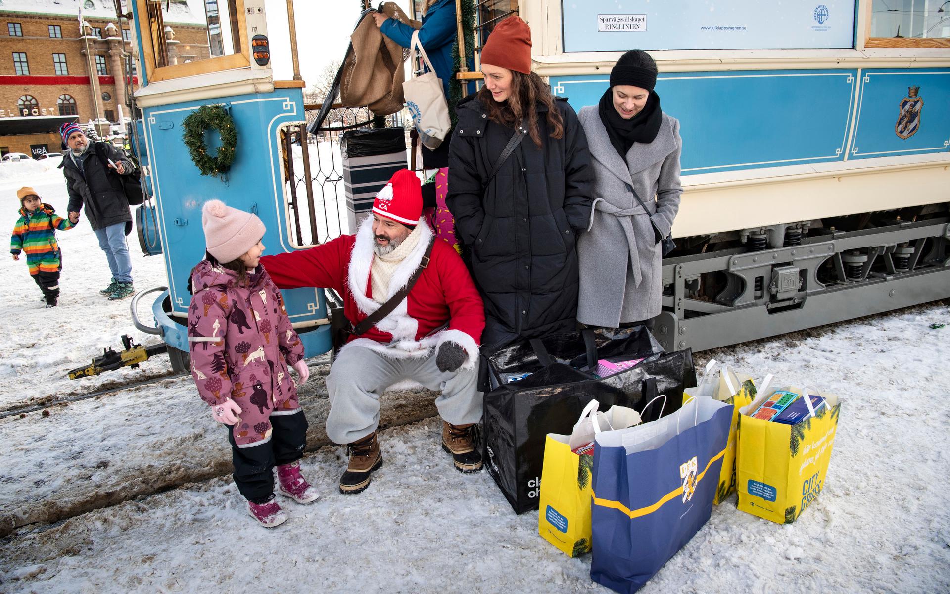 Karin Odqvist och Dorota Glosniak med sin dotter Olivia, 6 år var först på plats för att överlämna julklappar som de samlat ihop tillsammans med sina arbetskamrater. 