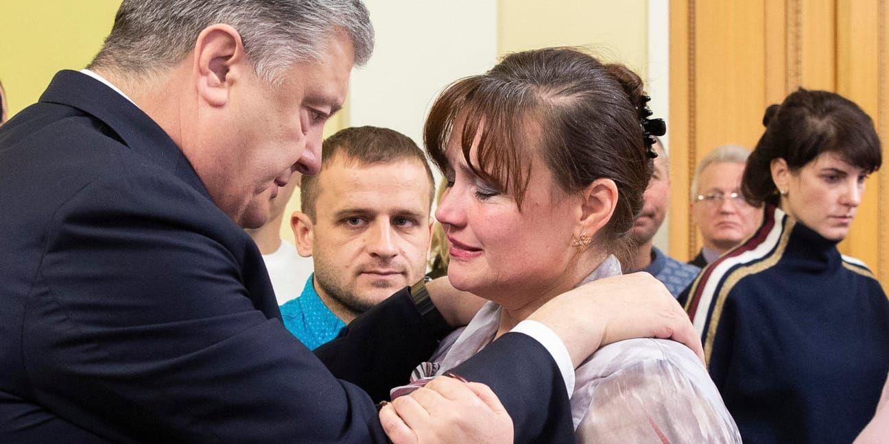 Ukrainas president Petro Porosjenko under mötet med familjerna till de 24 sjömän som sitter frihetsberövade i Ryssland.