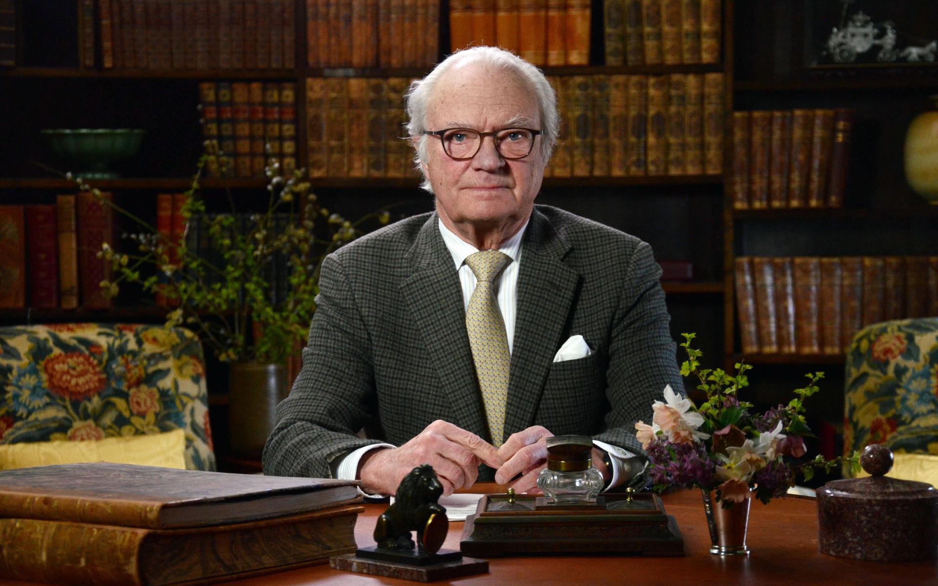 Kung Carl Gustaf talar till folket med anledning av coronapandemin. Talet sändes i SVT.
