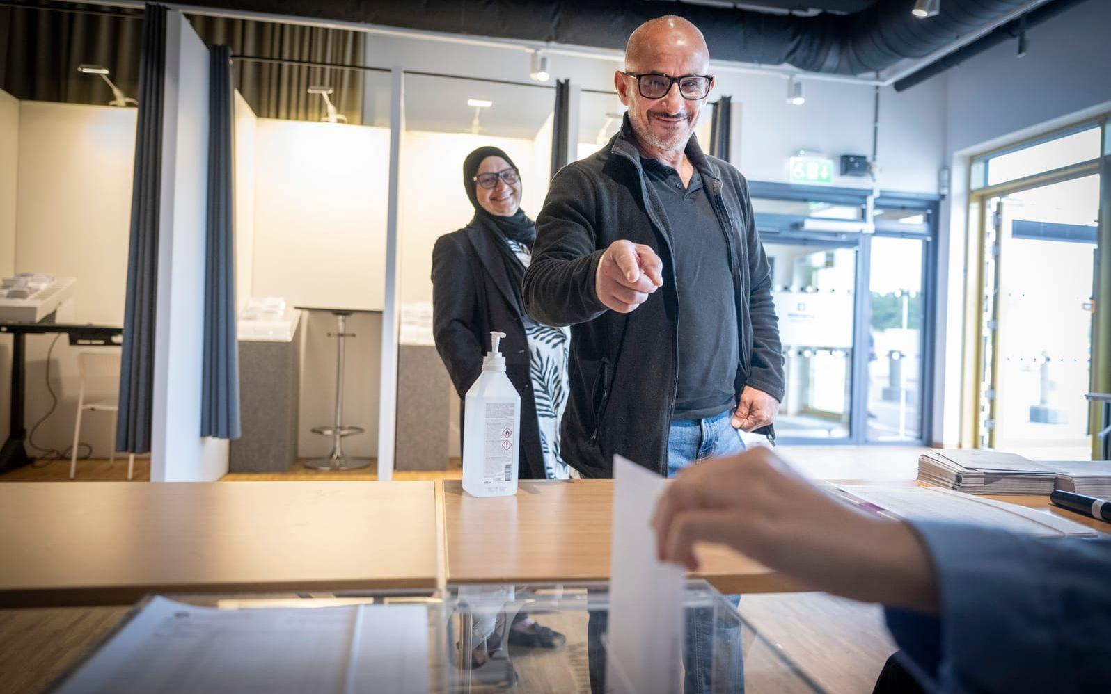 Samar och Ahmed förtidsröstade på lördagen i vallokalen på biblioteket i Rosengård Centrum i Malmö.