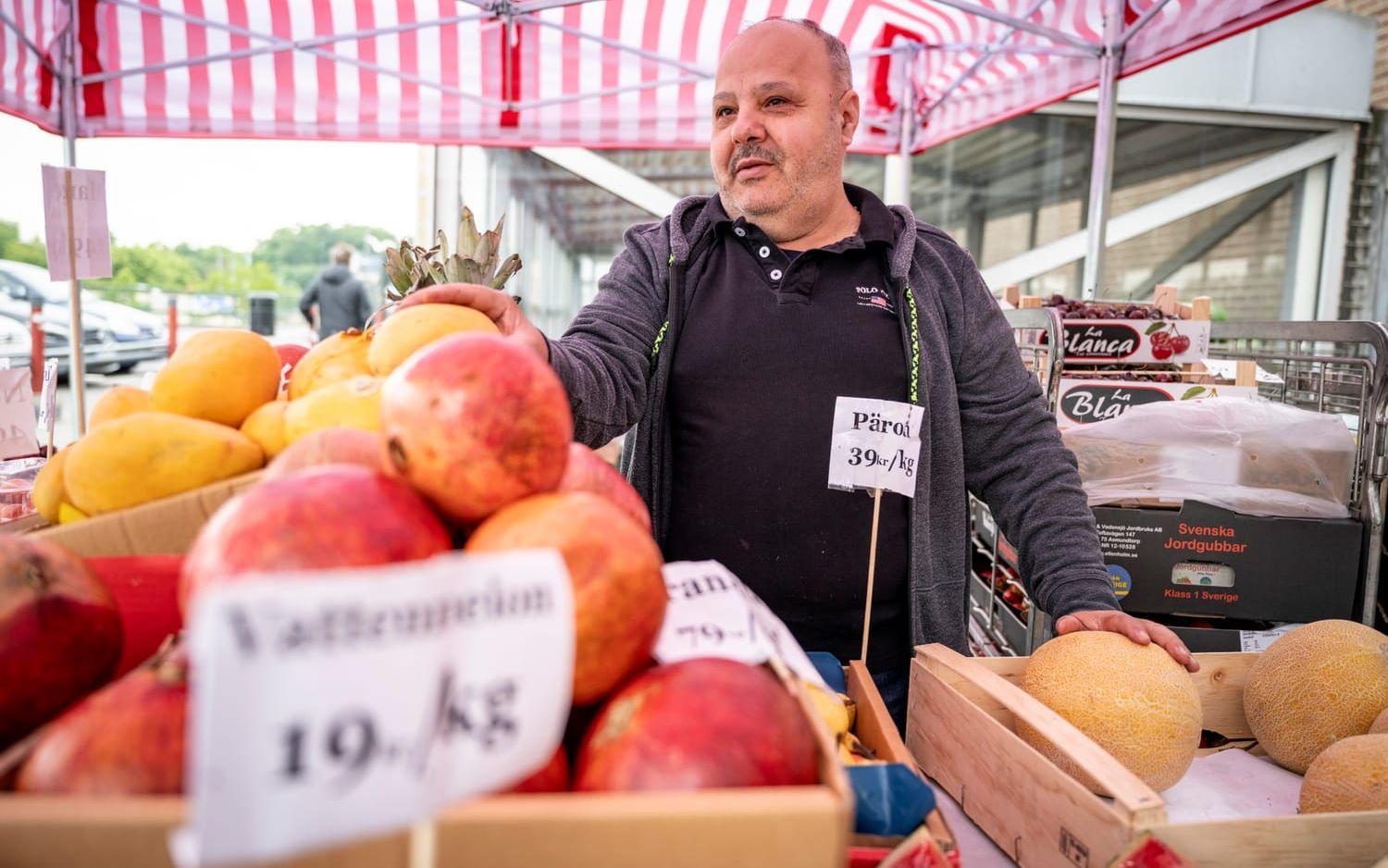 Jaffar El-Moussawi säljer frukt och grönt utanför Rosengård Centrum i Malmö på lördagen.