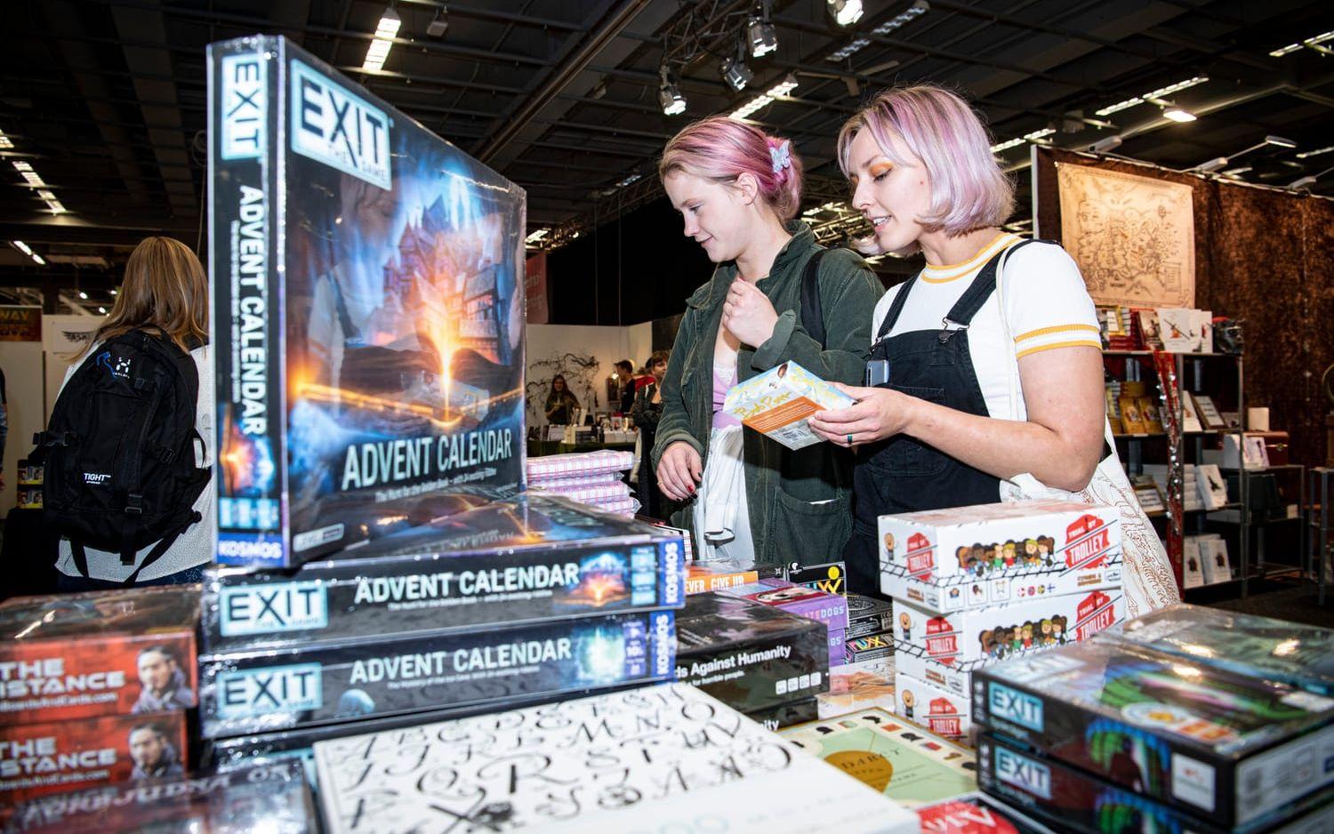Emma Petersson och Julia Raudberget hänger helst vid Science Fiction-bokhandelns monter.