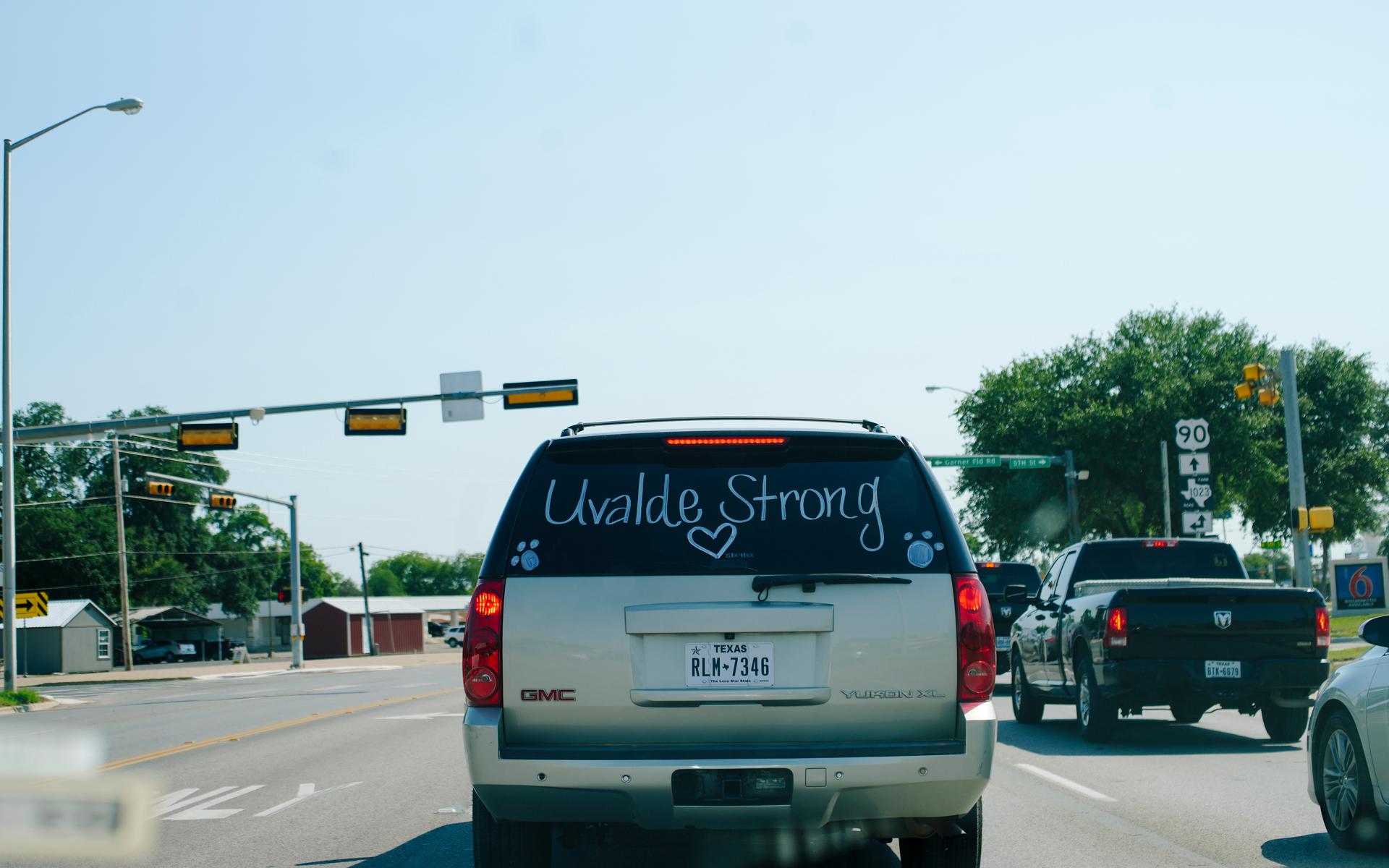 En bil med budskapet “Uvalde Strong” skrivet på bakrutan.