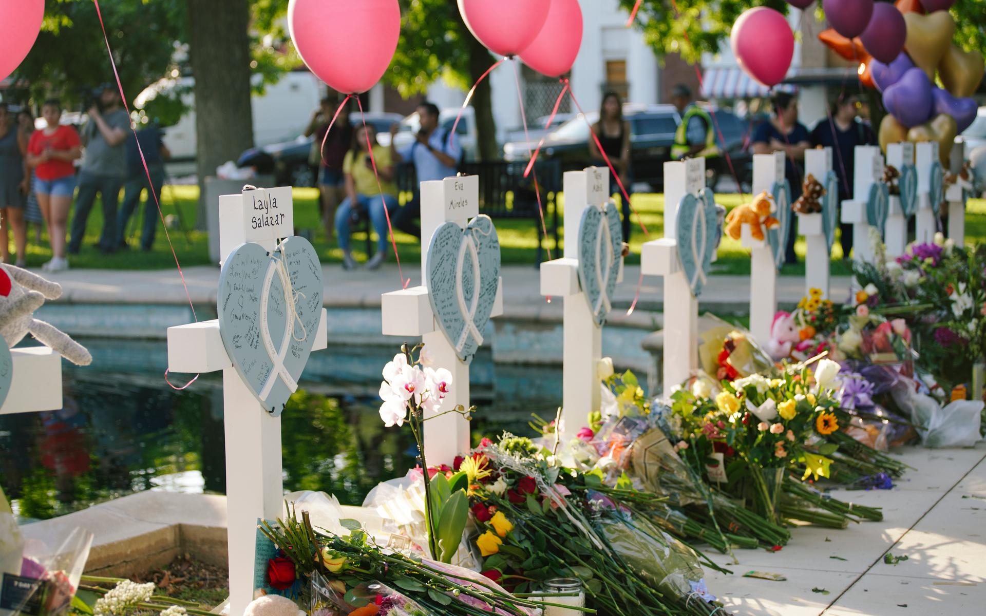 På minnesplatsen har kors rests med namnen på de barn som dödades i skjutningen.
