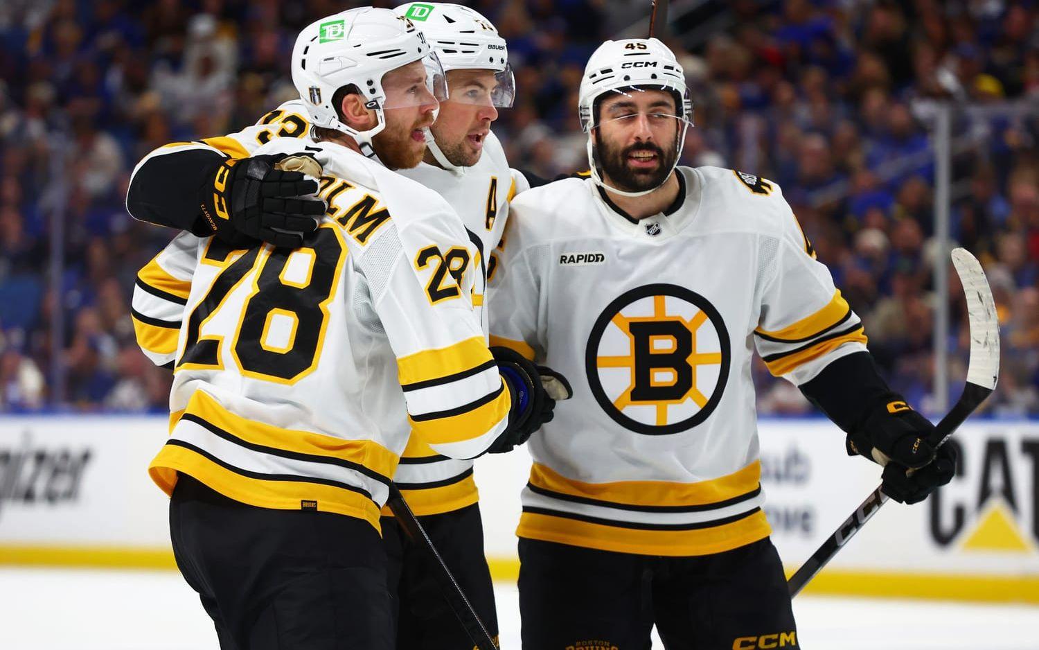 Bostons Elias Lindholm (28) firar efter sitt mål i natt.