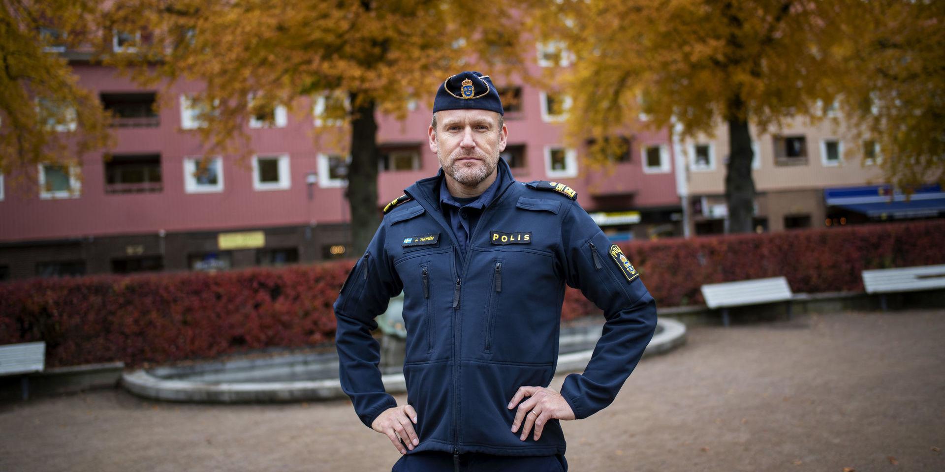 &quot;Vi försöker hantera situationen på bästa sätt och att blanda egen handsprit är något som allt fler kommer att behöva göra&quot;, säger områdeschefen för polisen på Hisingen, Jörgen Thorén.
