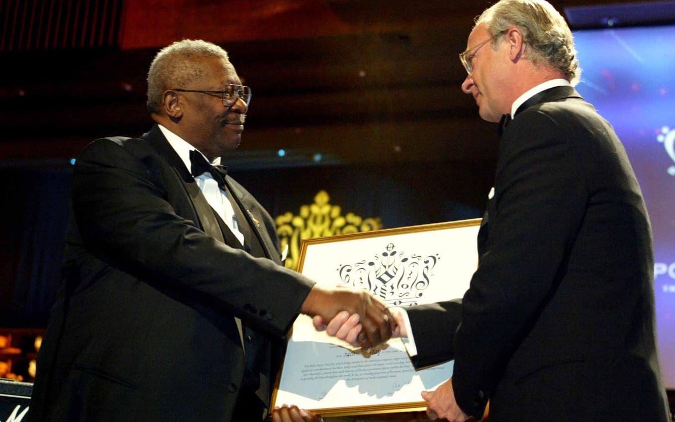 BB King skakade hand med hans majestät konungen när blueskungen prisades 2004. BILD: TT