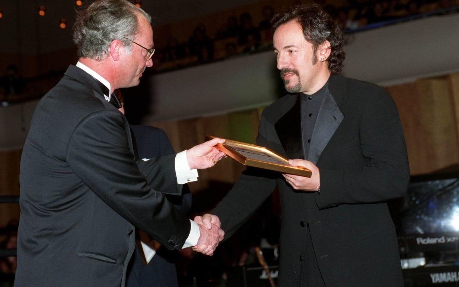 Kung Carl Gustaf fick träffa bossen Bruce Springsteen när den senare belönades med Polarpriset 1997. BILD: TT