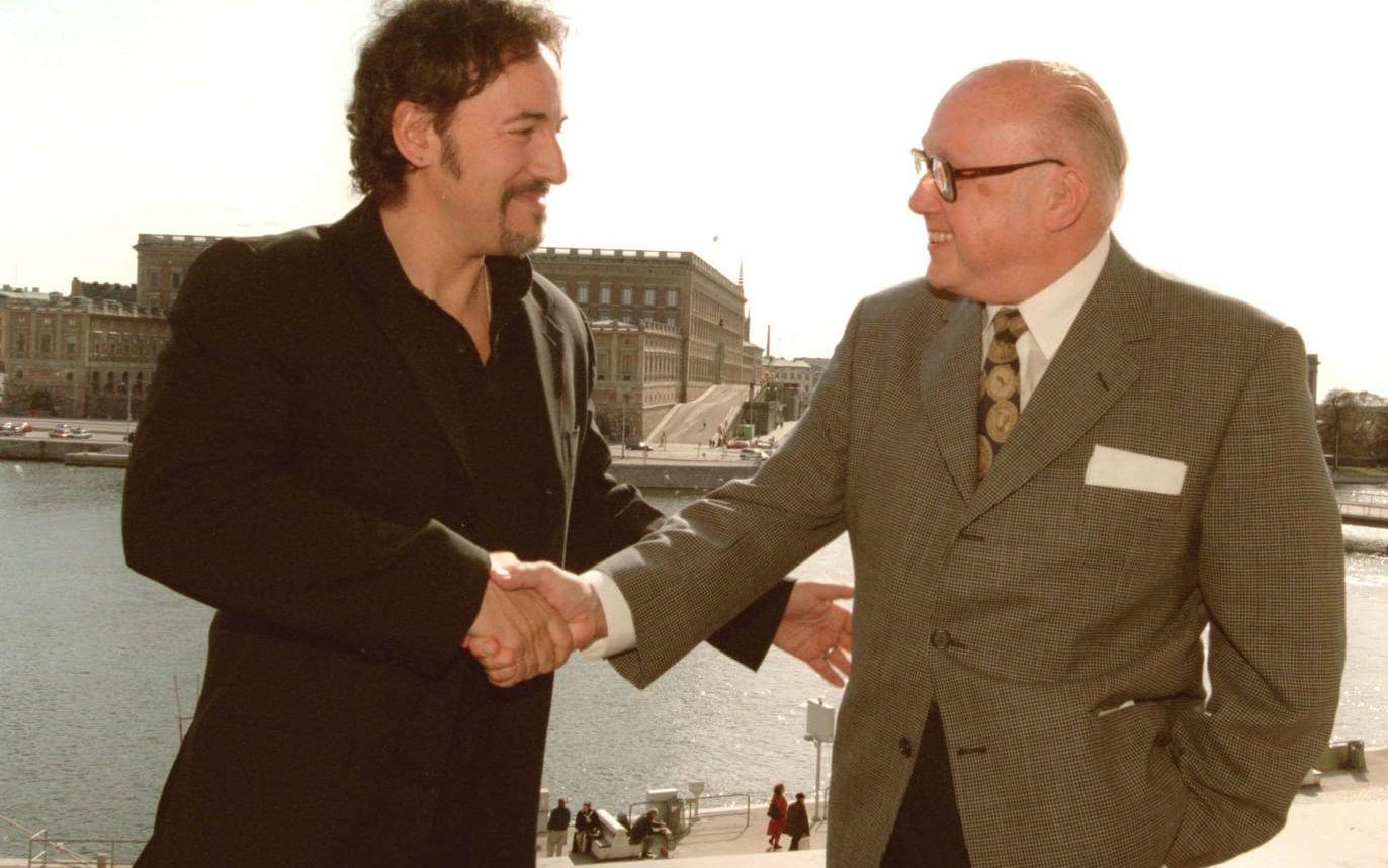 Bruce Springsteen i samspråk med svenske körbossen Eric Ericson som fick Polarpriset samma år, 1997. BILD: TT